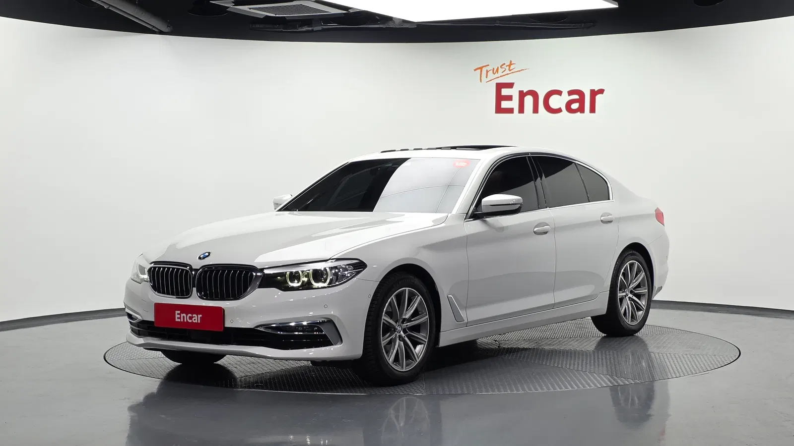 BMW Série 5 (G30) 520i Luxury 2019 — photo 1 sur 26