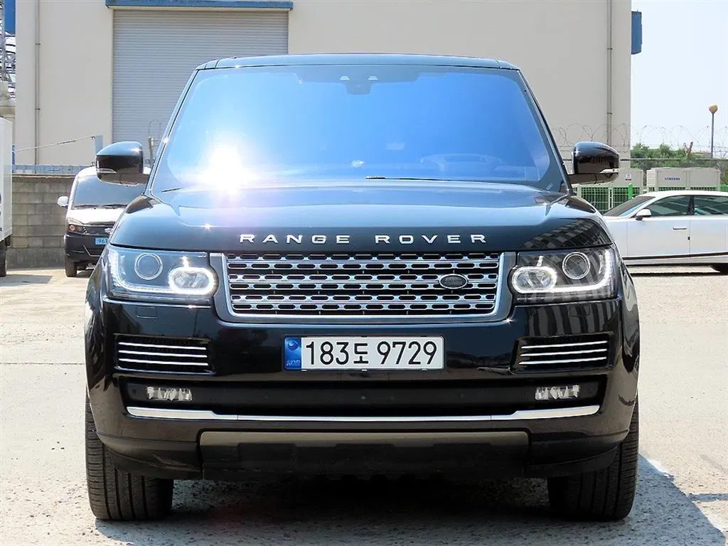 Land Rover Range Rover 4e génération 4.4 SDV8 AB Diesel 2017 — photo 1 sur 26