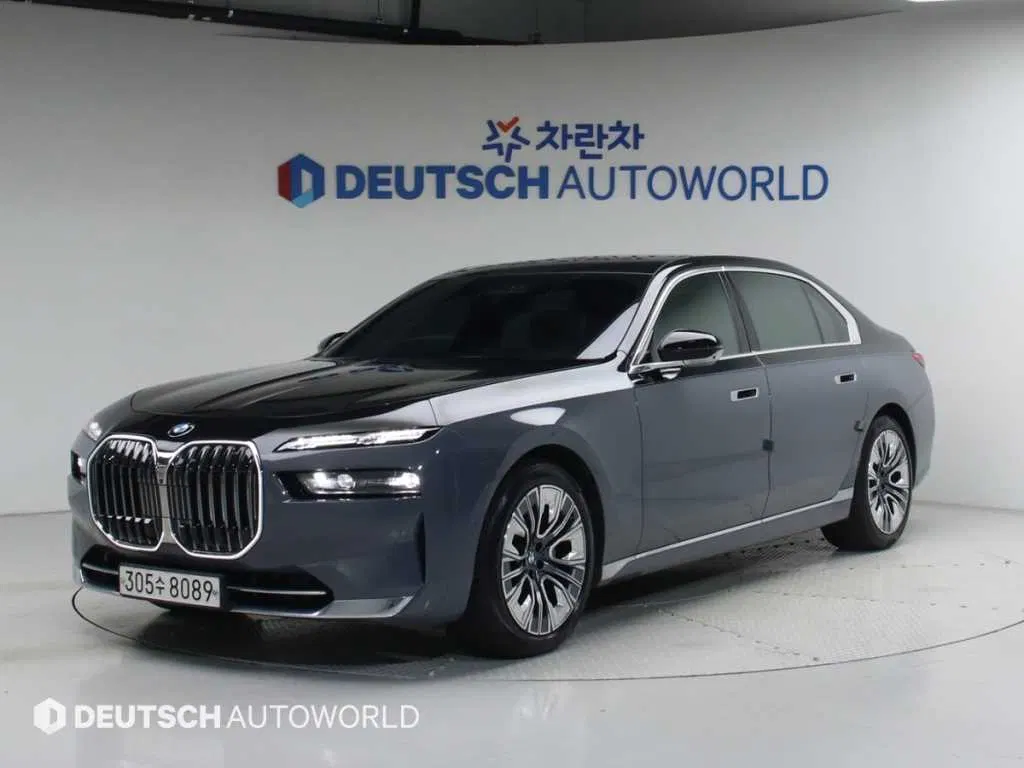 BMW Série 7 (G70) 740i sDrive Design Pure Excellence 2023 — photo 1 sur 26
