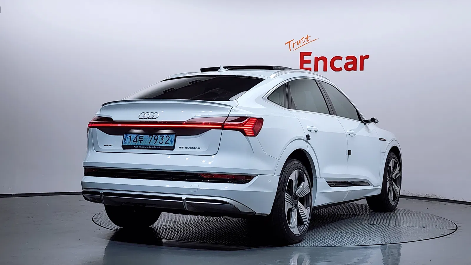 Audi e-tron 55 Quattro Sportback 2021 — photo 1 sur 37