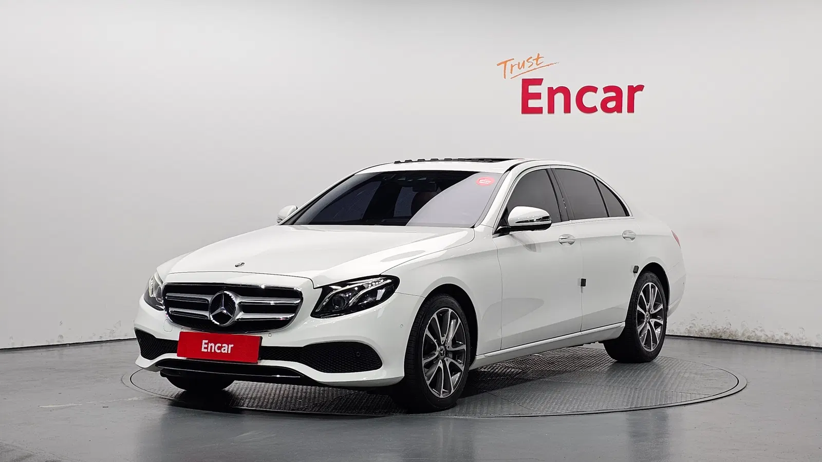 Mercedes-Benz Classe E E300 4MATIC Avantgarde (W213) 2019 — photo 1 sur 35