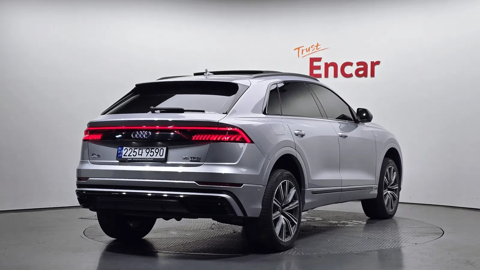 Audi Q8 (4M) 55 TFSI Quattro Premium 2021 — photo 1 sur 32
