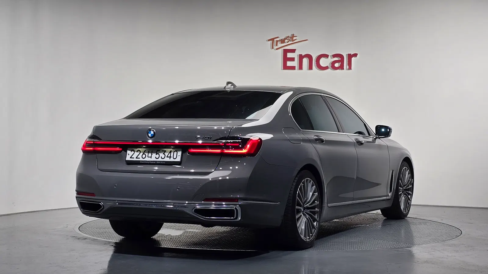 BMW Série 7 (G11) 740i Design Pure Excellence 2021 — photo 1 sur 34