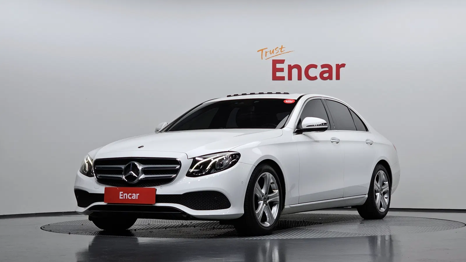 Mercedes-Benz Classe E E200 Avantgarde (W213) 2017 — photo 1 sur 33