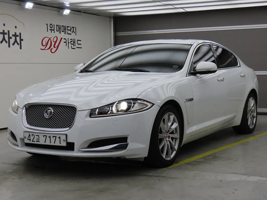 Jaguar New XF 2.2D Premium 2015 — photo 1 sur 26