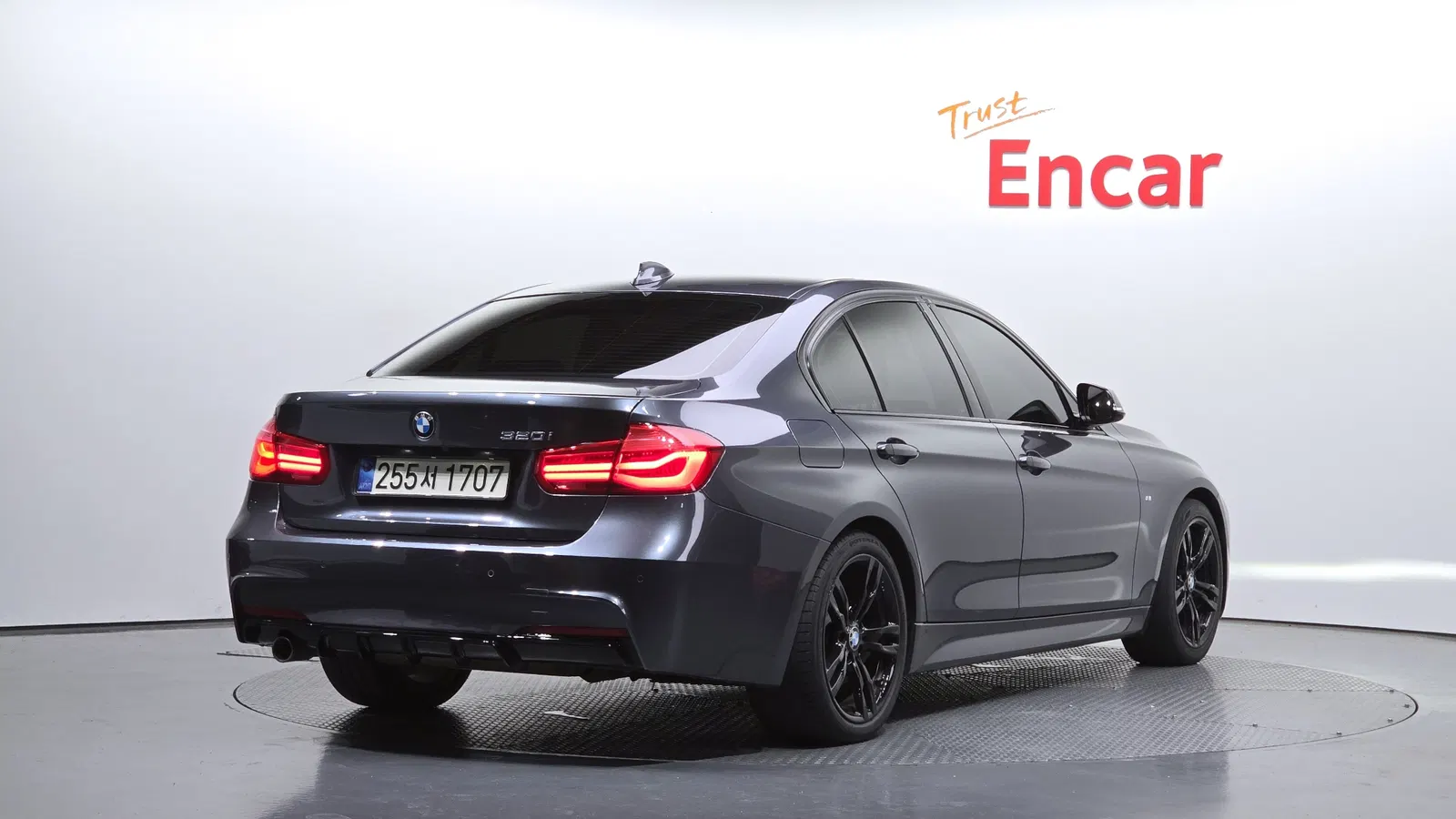 BMW Série 3 (F30) 320i M Sport 2017 — photo 1 sur 8