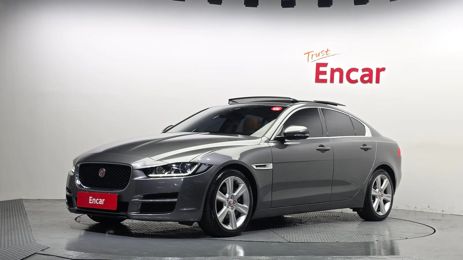 Jaguar XE 20d Portfolio 2016 — photo 1 sur 26
