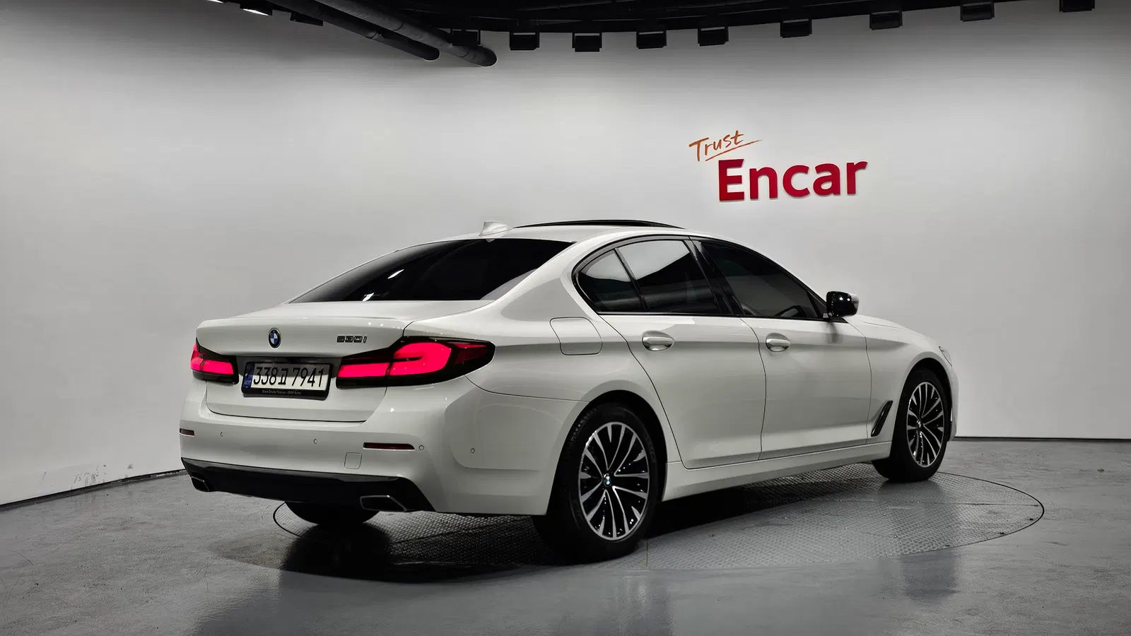 BMW Série 5 (G30) 530i Luxury 2021 — photo 1 sur 34