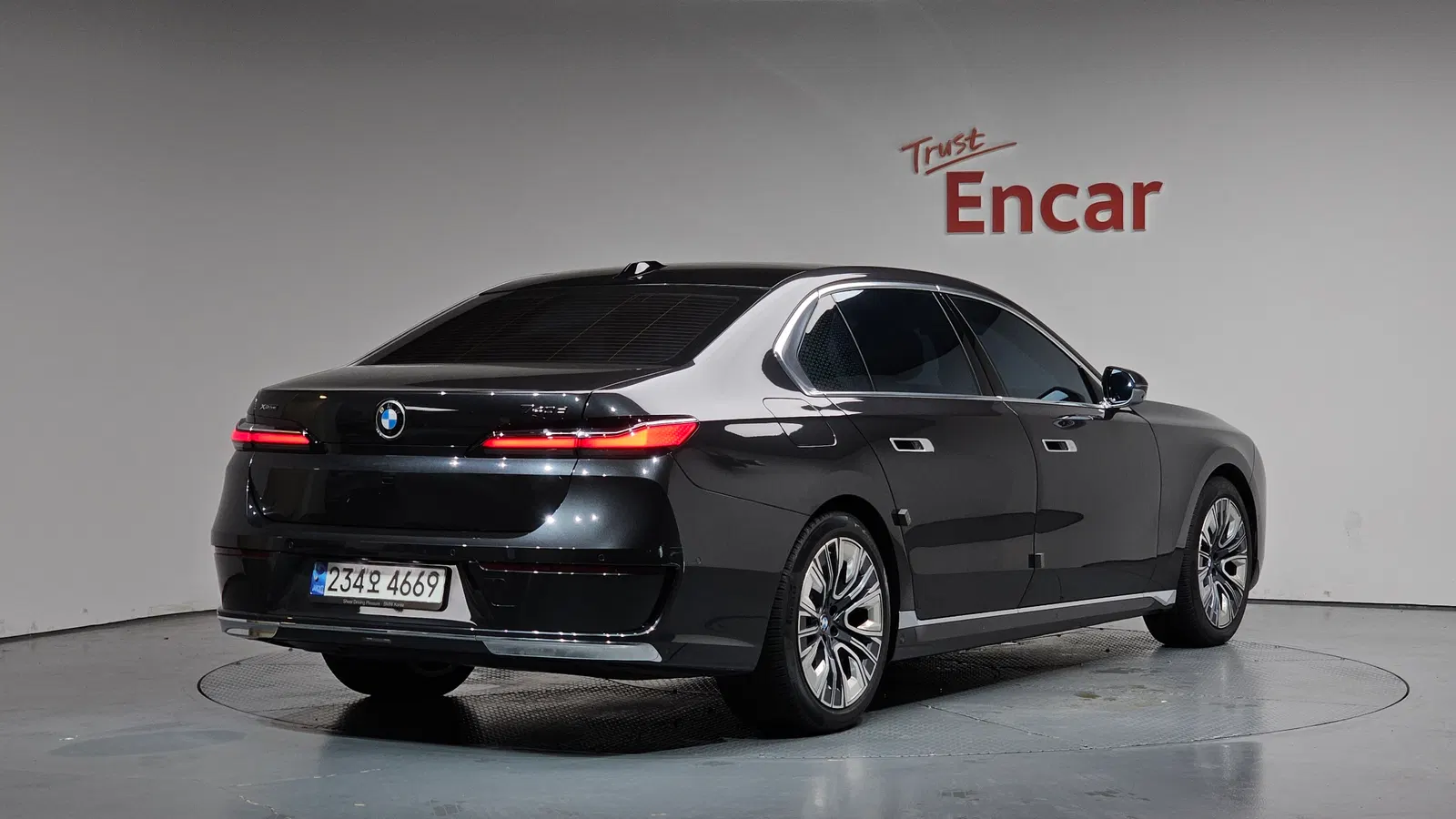 BMW Série 7 (G70) 740d xDrive Design Pure Excellence 2023 — photo 1 sur 49