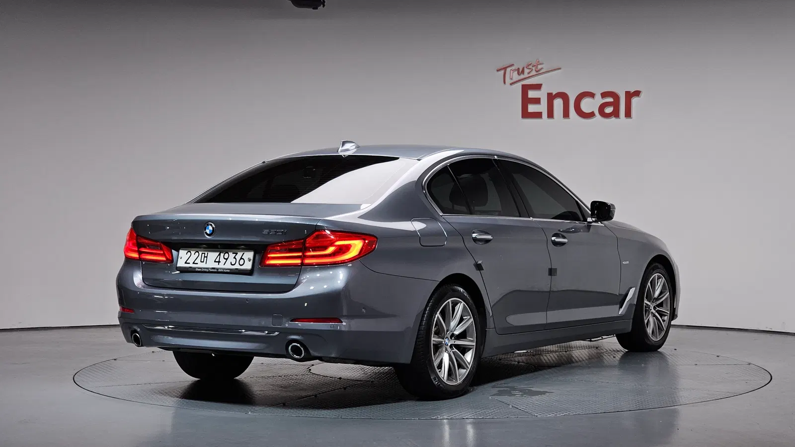 BMW Série 5 (G30) 520i Luxury 2018 — photo 1 sur 34