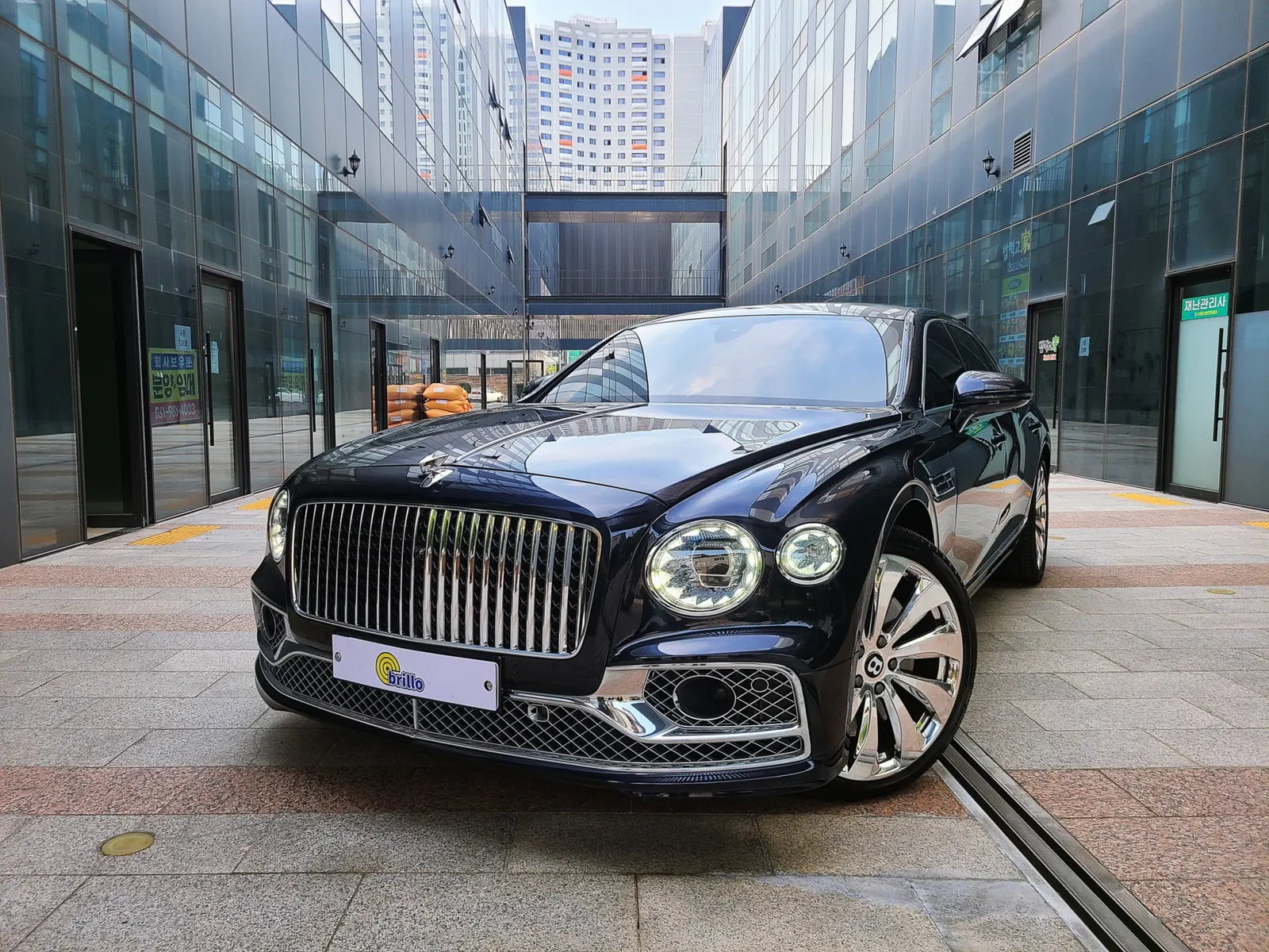 Bentley Flying Spur 3e génération 4.0 2021 — photo 1 sur 26