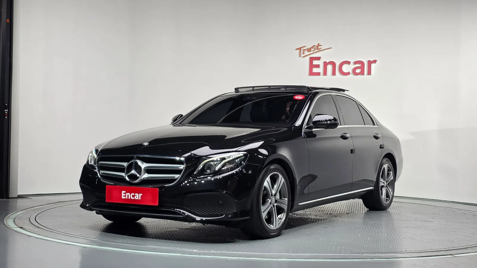 Mercedes-Benz Classe E E300 4MATIC Avantgarde (W213) 2017 — photo 1 sur 26