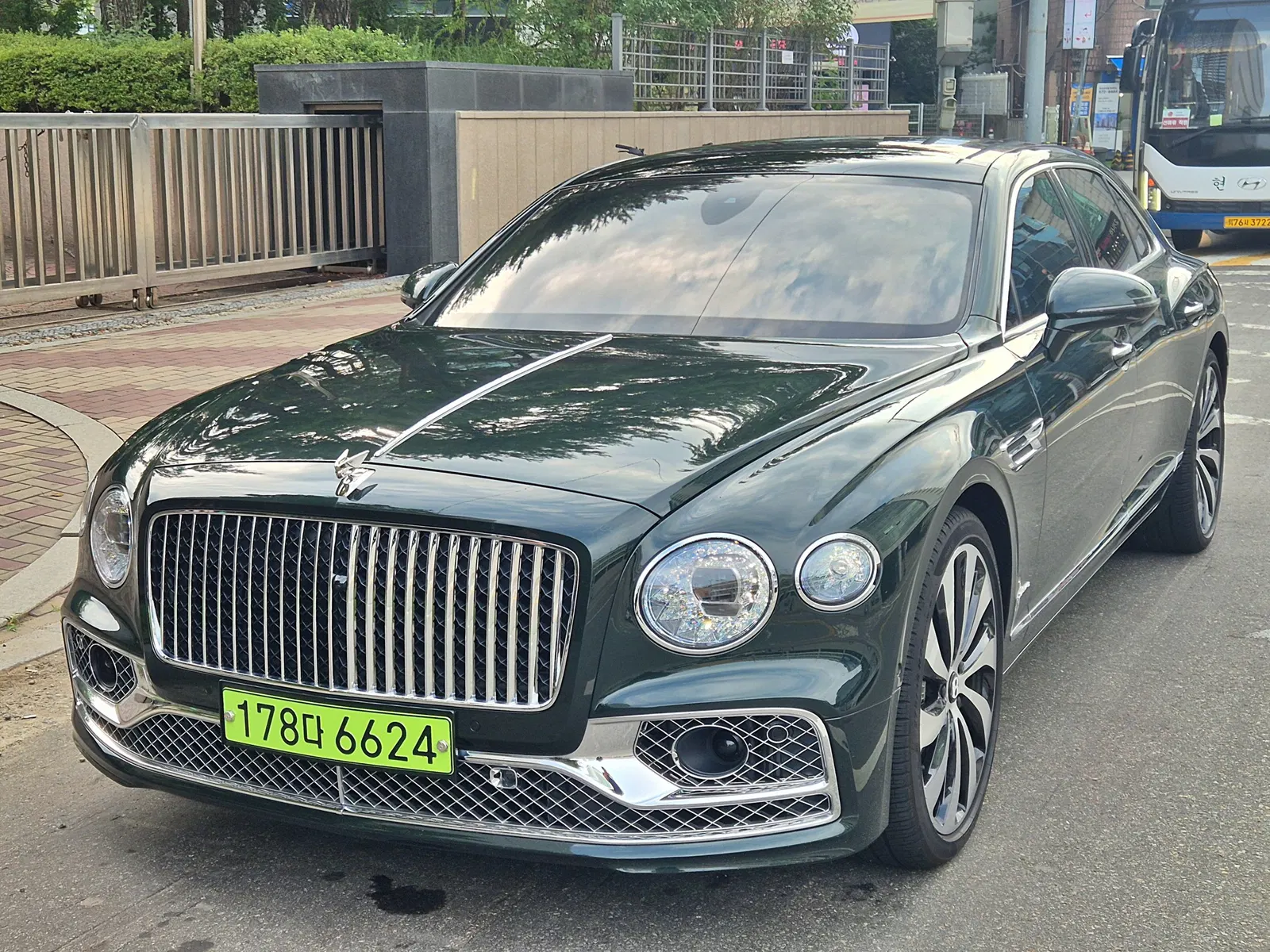 Bentley Flying Spur 3e génération 4.0 Azure 2024 — photo 1 sur 26