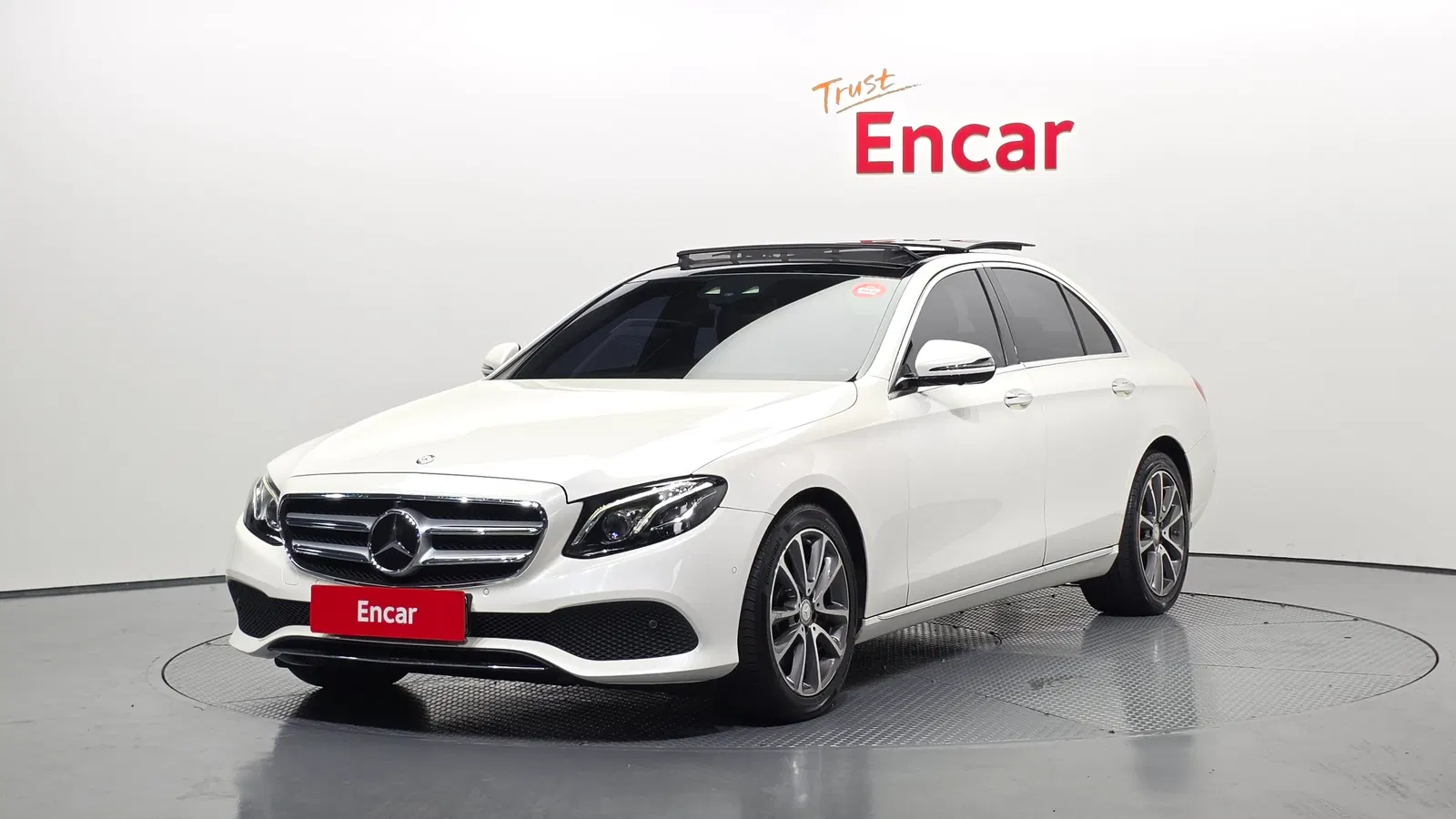 Mercedes-Benz Classe E E300 4MATIC Avantgarde Intelligent Drive (W213) 2017 — photo 1 sur 20