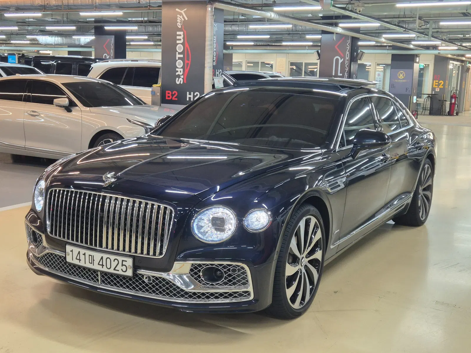 Bentley Flying Spur 3e génération 4.0 Azure 2023 — photo 1 sur 26