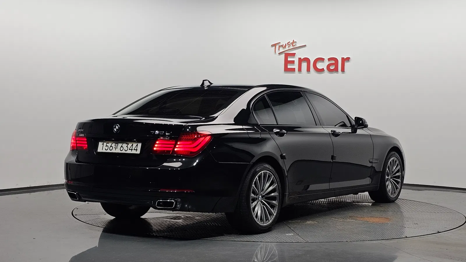 BMW Série 7 (F01) 750Li xDrive B&O Edition 2014 — photo 1 sur 41