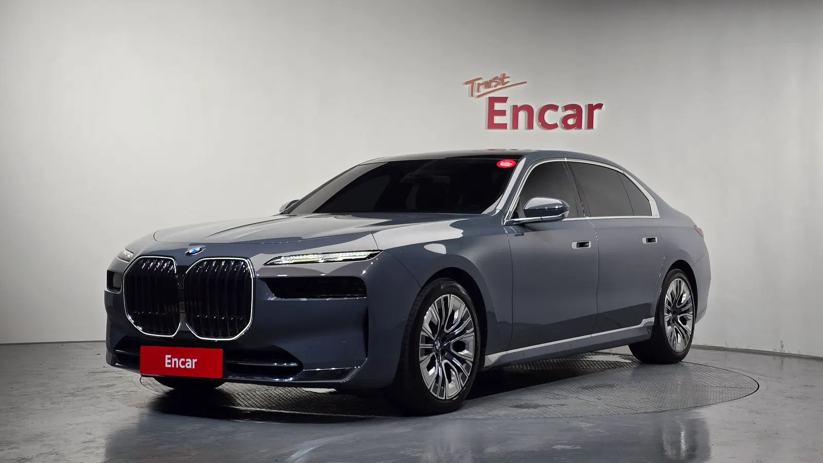 BMW Série 7 (G70) 740i sDrive Design Pure Excellence 2023 — photo 1 sur 41