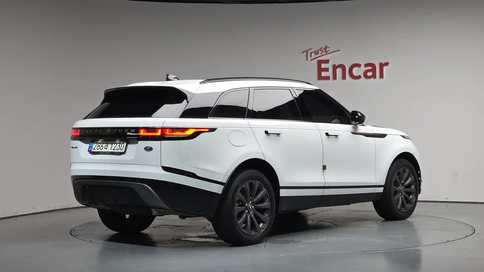 Land Rover Range Rover Velar 2.0 P250 R-Dynamic SE 2023 — photo 1 sur 43
