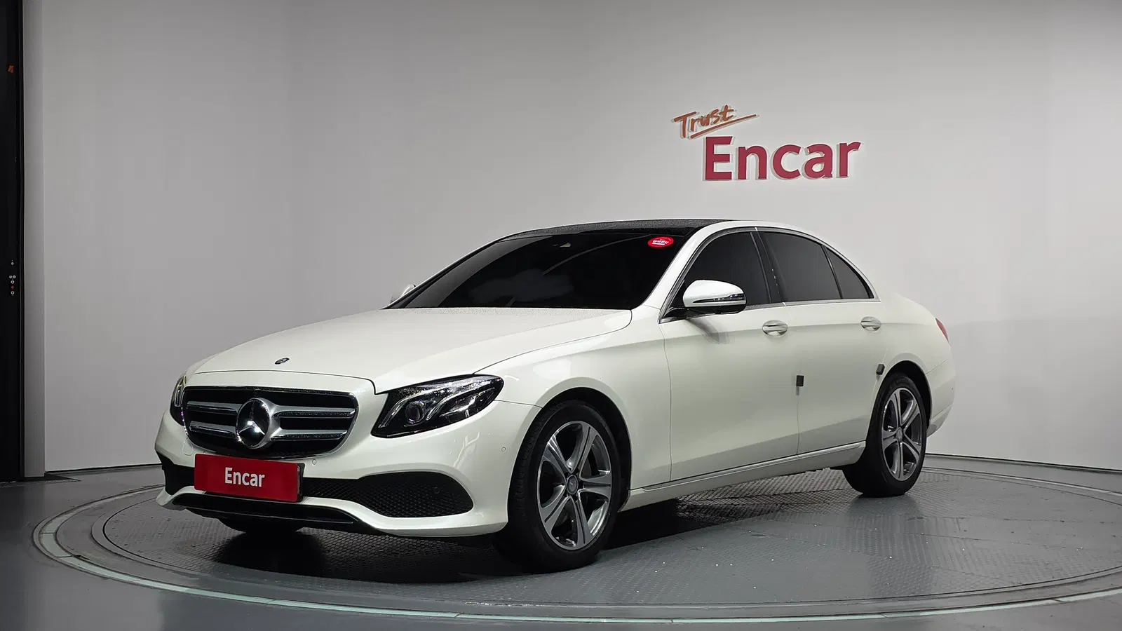 Mercedes-Benz Classe E E300 4MATIC Avantgarde (W213) 2017 — photo 1 sur 8