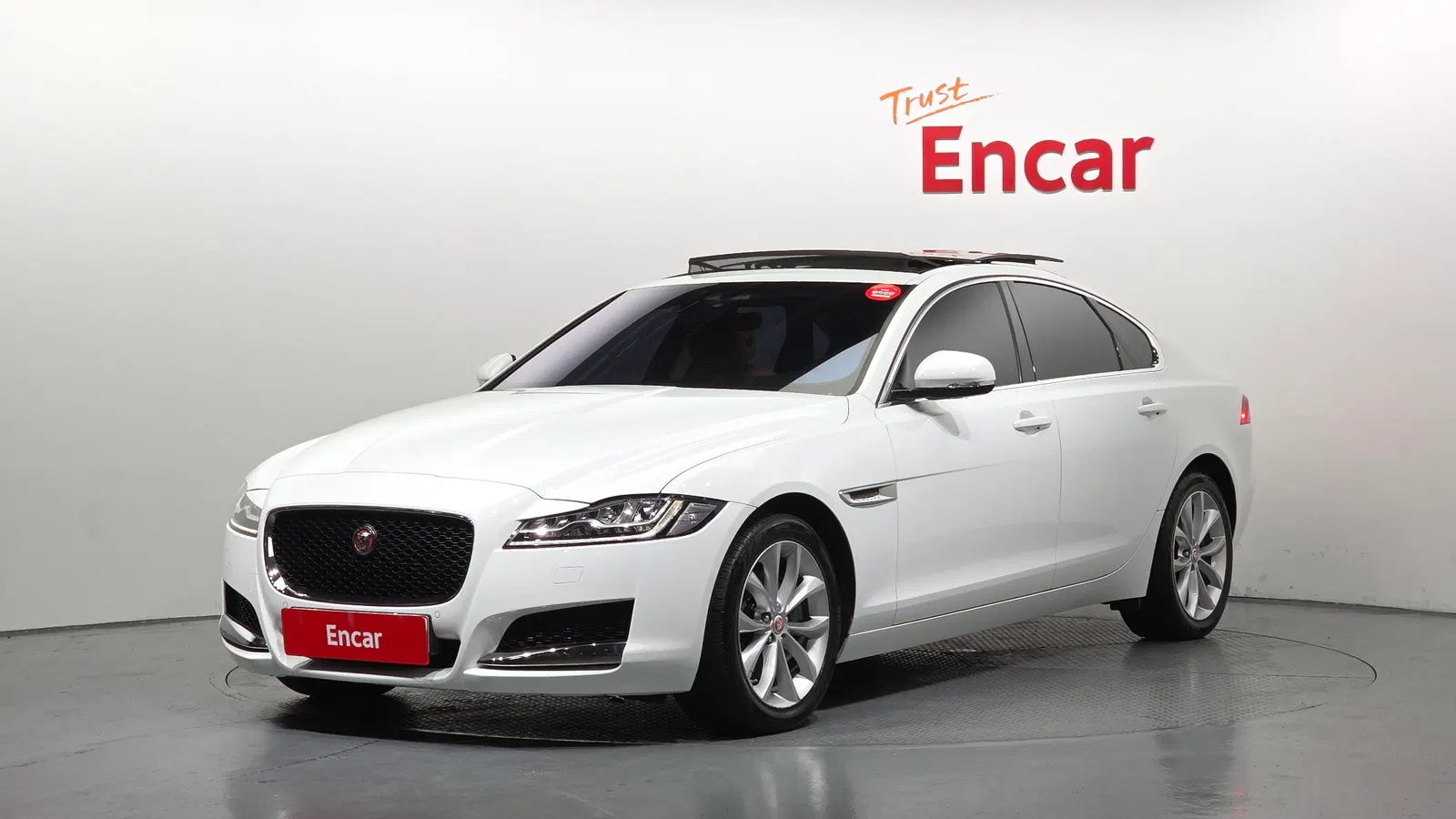 Jaguar XF (X260) 25t Portfolio 2019 — photo 1 sur 35