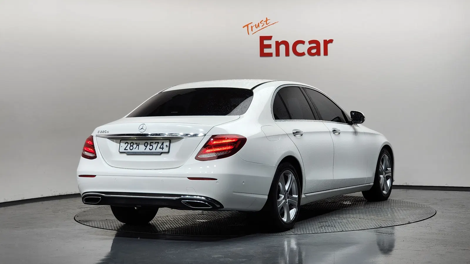 Mercedes-Benz Classe E E220d Avantgarde (W213) 2017 — photo 1 sur 34