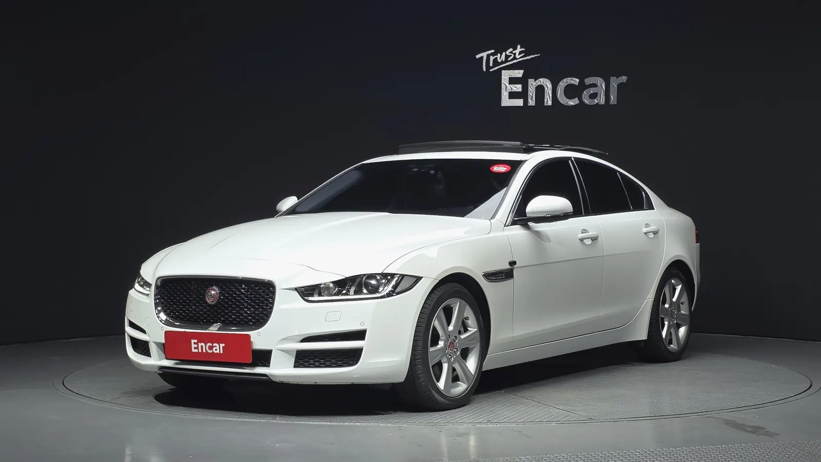 Jaguar XE 20d Portfolio AWD 2017 — photo 1 sur 36