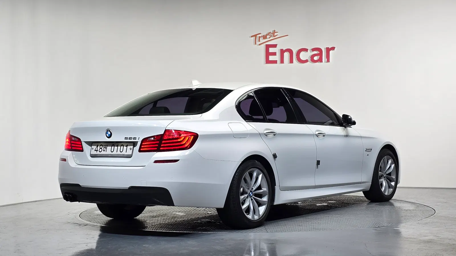 BMW Série 5 (F10) 528i M Aero Dynamic 2016 — photo 1 sur 38
