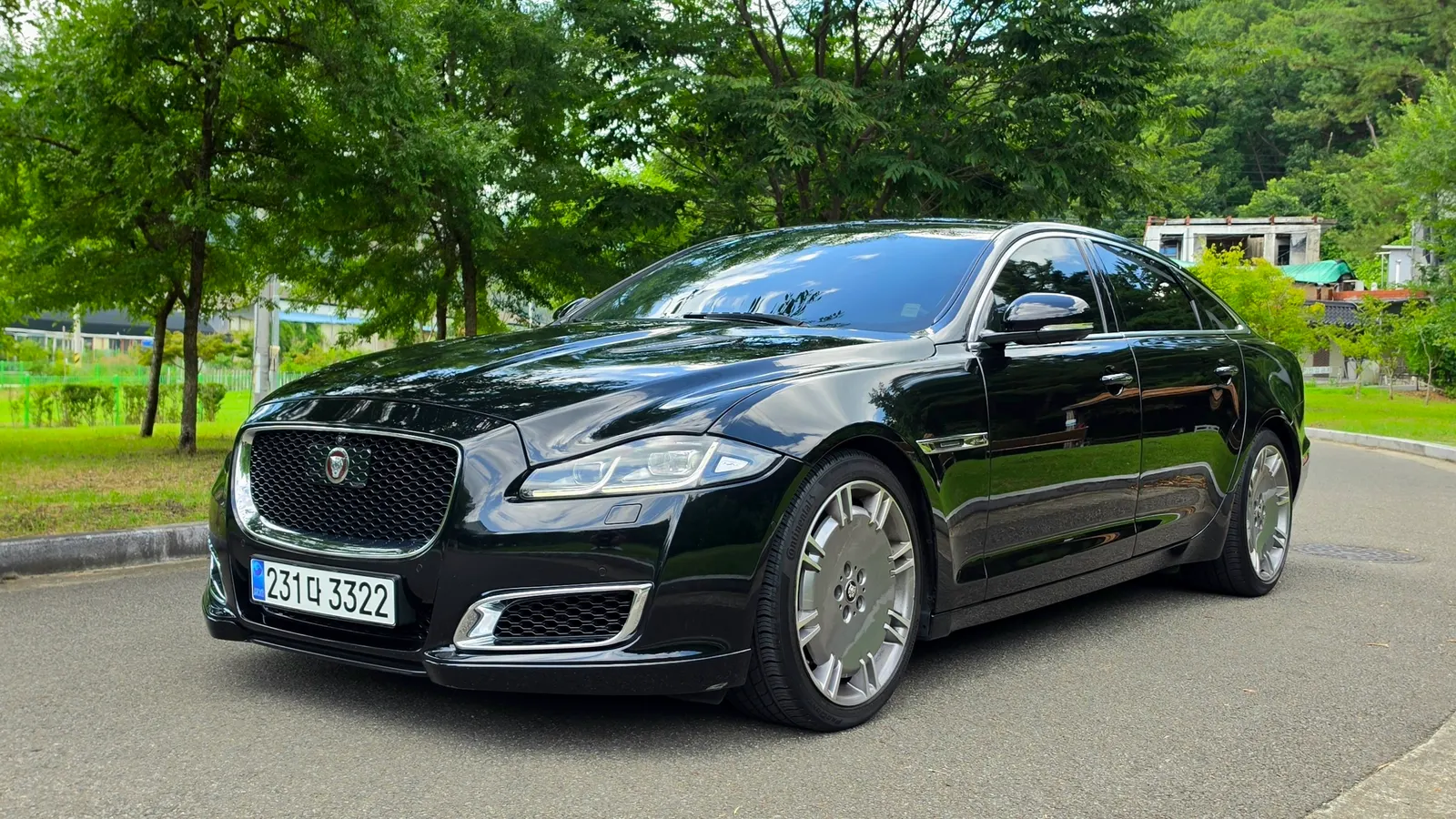 Jaguar All New XJ 3.0 SC AWD Portfolio LWB 2018 — photo 1 sur 26