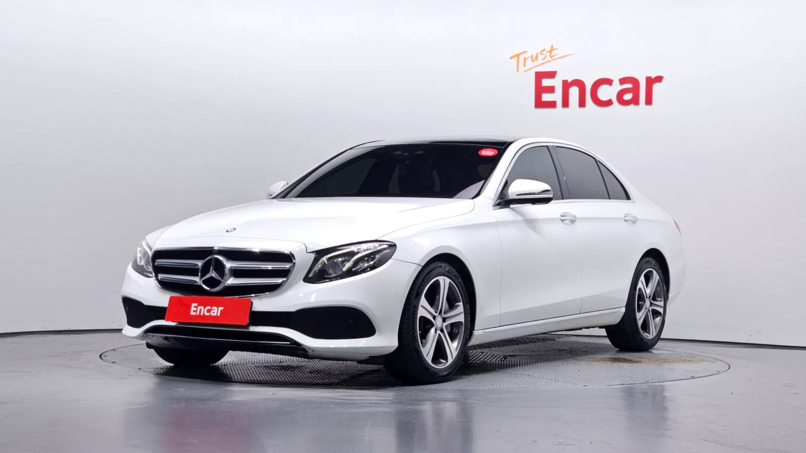 Mercedes-Benz Classe E E300 4MATIC Avantgarde (W213) 2017 — photo 1 sur 8