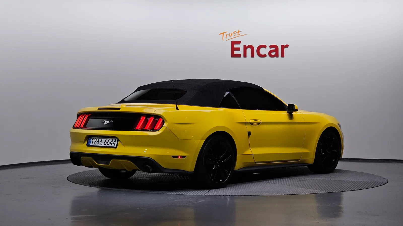 Ford Mustang Convertible 2017 — photo 1 sur 37