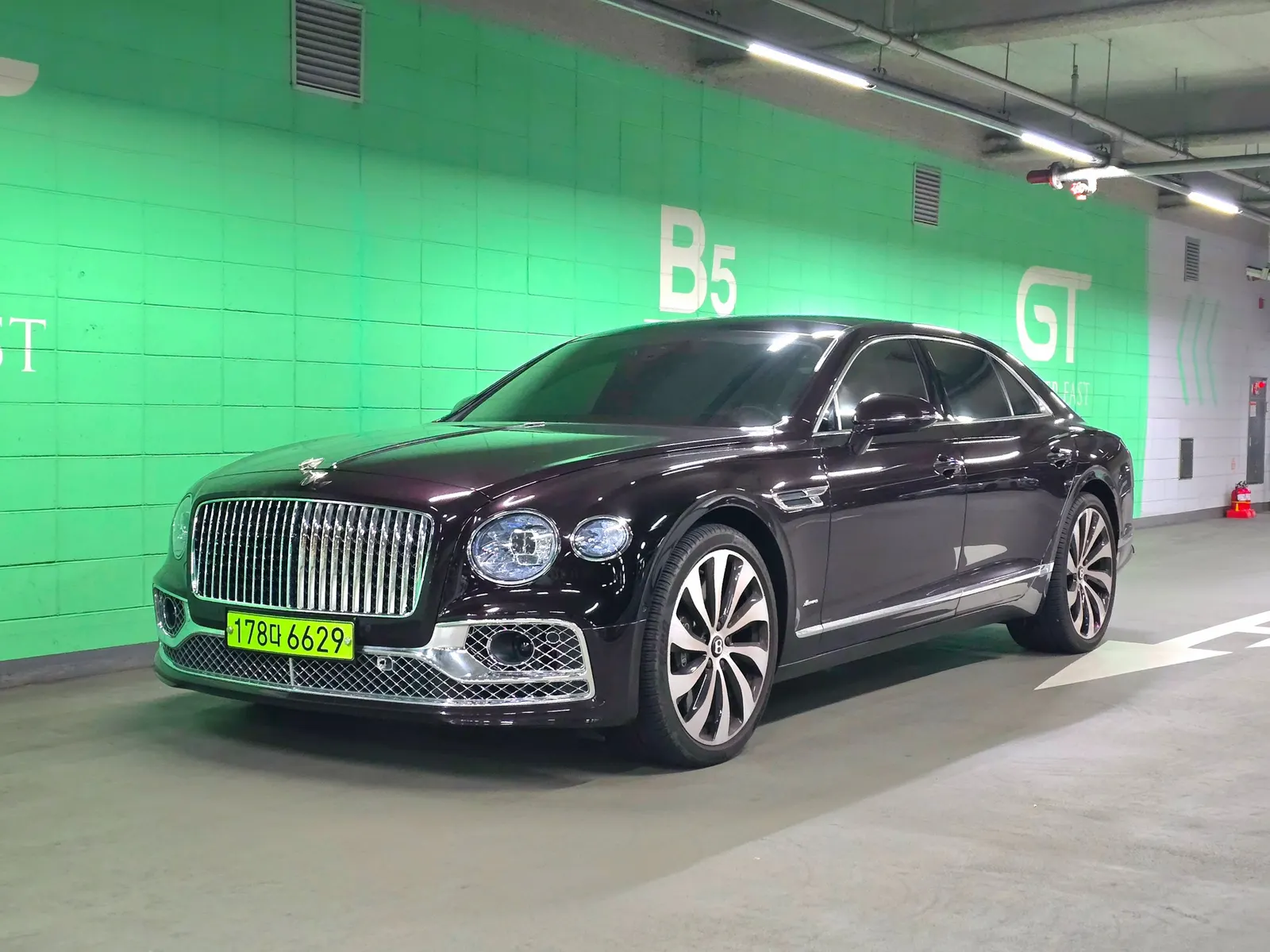 Bentley Flying Spur 3e génération 4.0 Azure 2024 — photo 1 sur 26