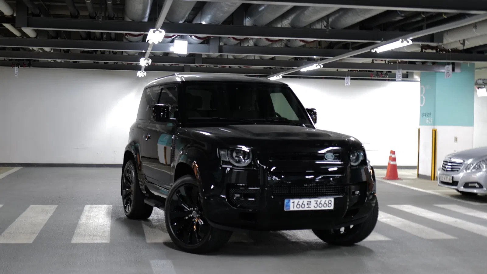 Land Rover Defender (L663) 90 D250 SE 2023 — photo 1 sur 16