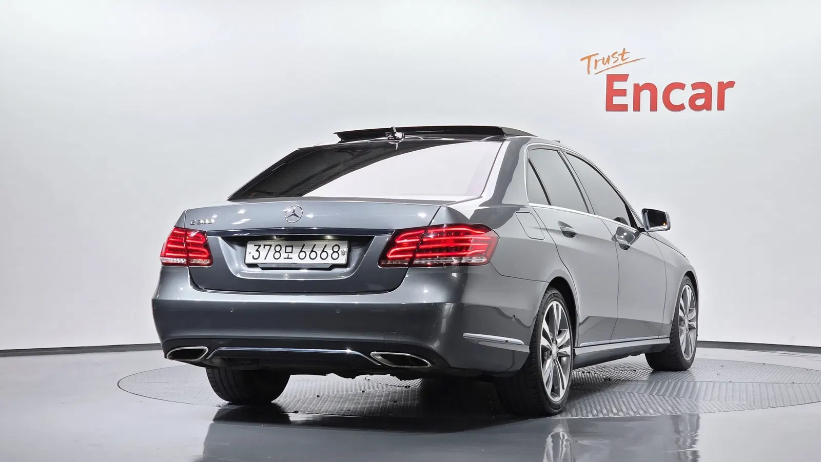 Mercedes-Benz Classe E E300 Avantgarde (W212) 2016 — photo 1 sur 33