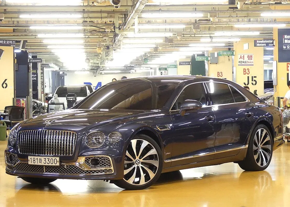 Bentley Flying Spur 3e génération 4.0 Azure 2023 — photo 1 sur 26