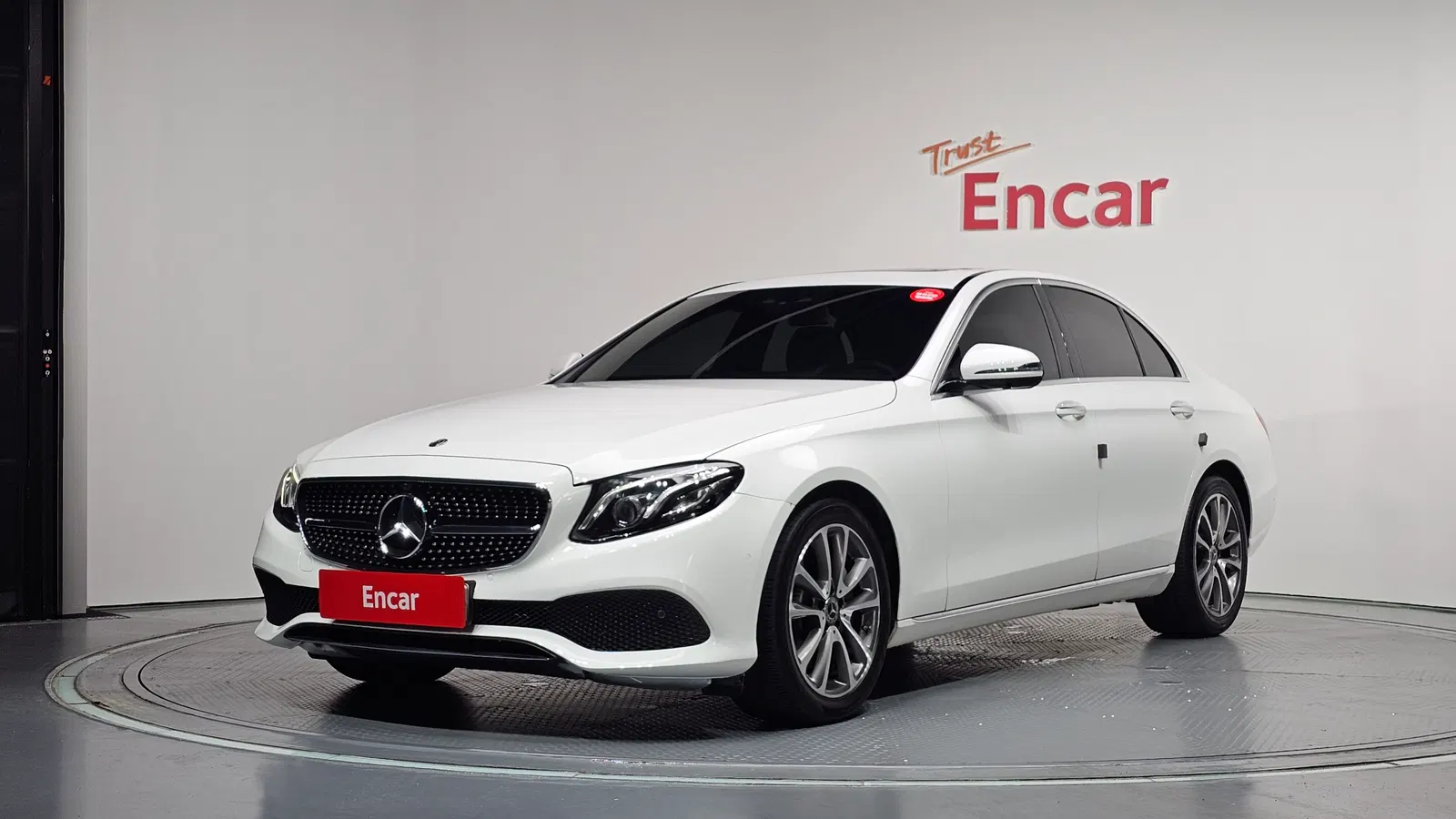 Mercedes-Benz Classe E E300 4MATIC Avantgarde (W213) 2019 — photo 1 sur 32