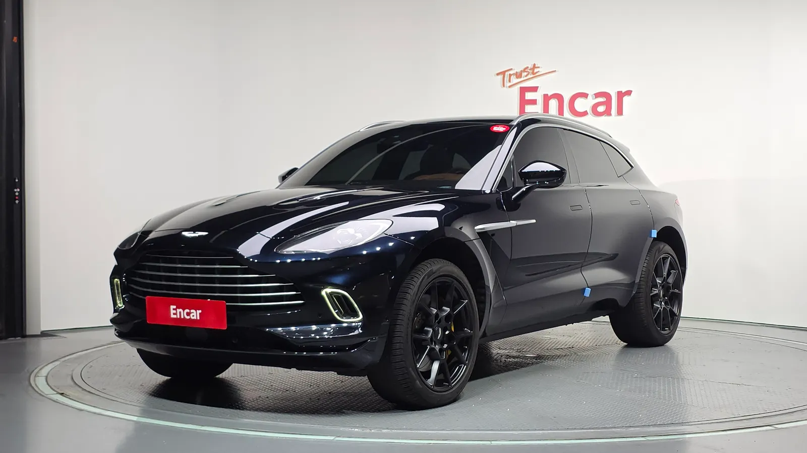 Aston Martin DBX 4.0 V8 2023 — photo 1 sur 32