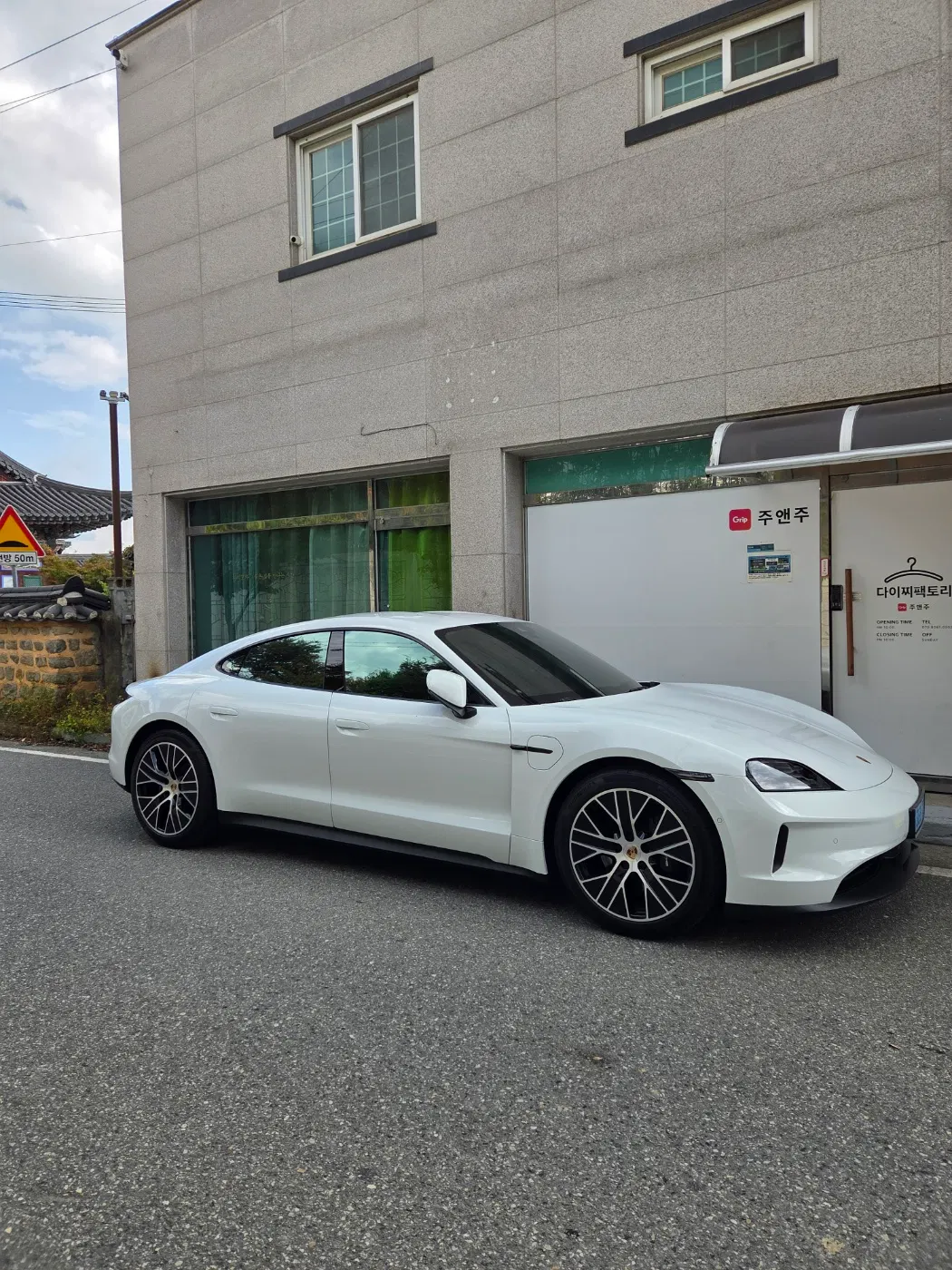 Porsche Taycan Base 4 2025 — photo 1 sur 14