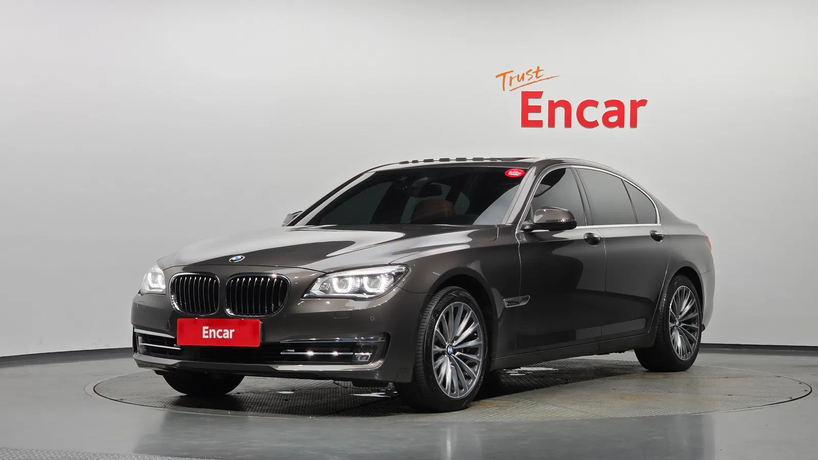 BMW Série 7 (F01) 740d xDrive Individual 2015 — photo 1 sur 20