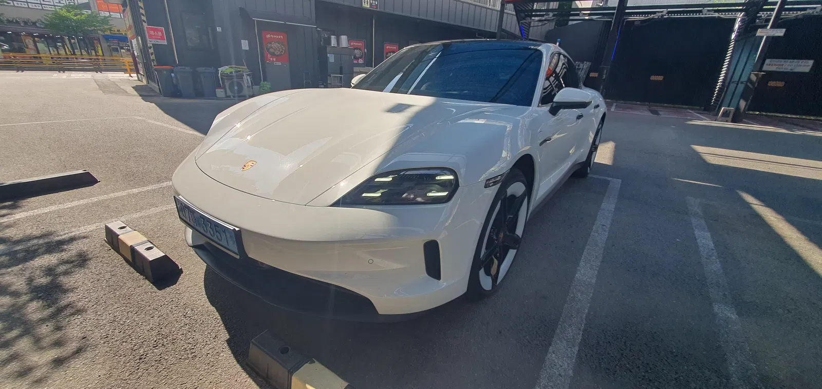 Porsche Taycan Base 4 2026 — photo 1 sur 22