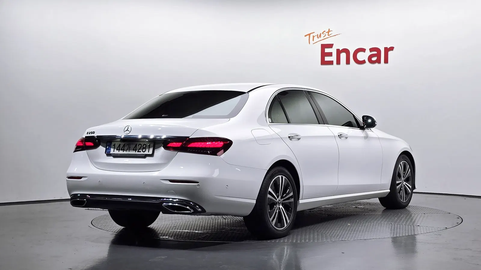 Mercedes-Benz Classe E E250 Avantgarde (W213) 2021 — photo 1 sur 37
