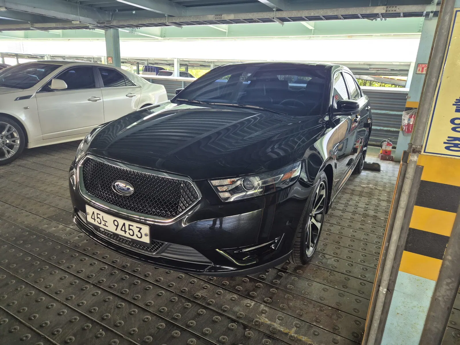 Ford Taurus 3.5 SHO EcoBoost 2015 — photo 1 sur 13