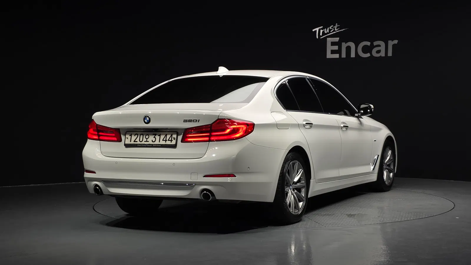 BMW Série 5 (G30) 520i Luxury 2018 — photo 1 sur 37
