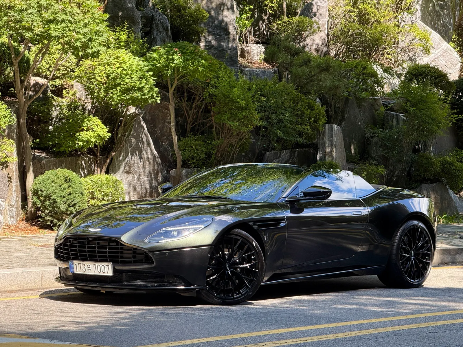 Aston Martin DB11 4.0 V8 Volante 2023 — photo 1 sur 25