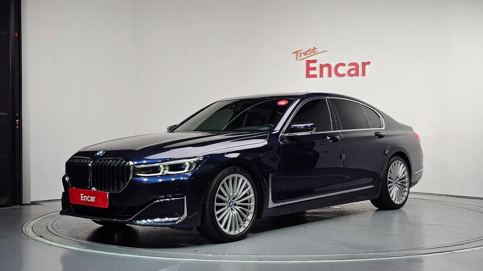 BMW Série 7 (G11) 745e iPerformance Design Pure Excellence 2020 — photo 1 sur 39