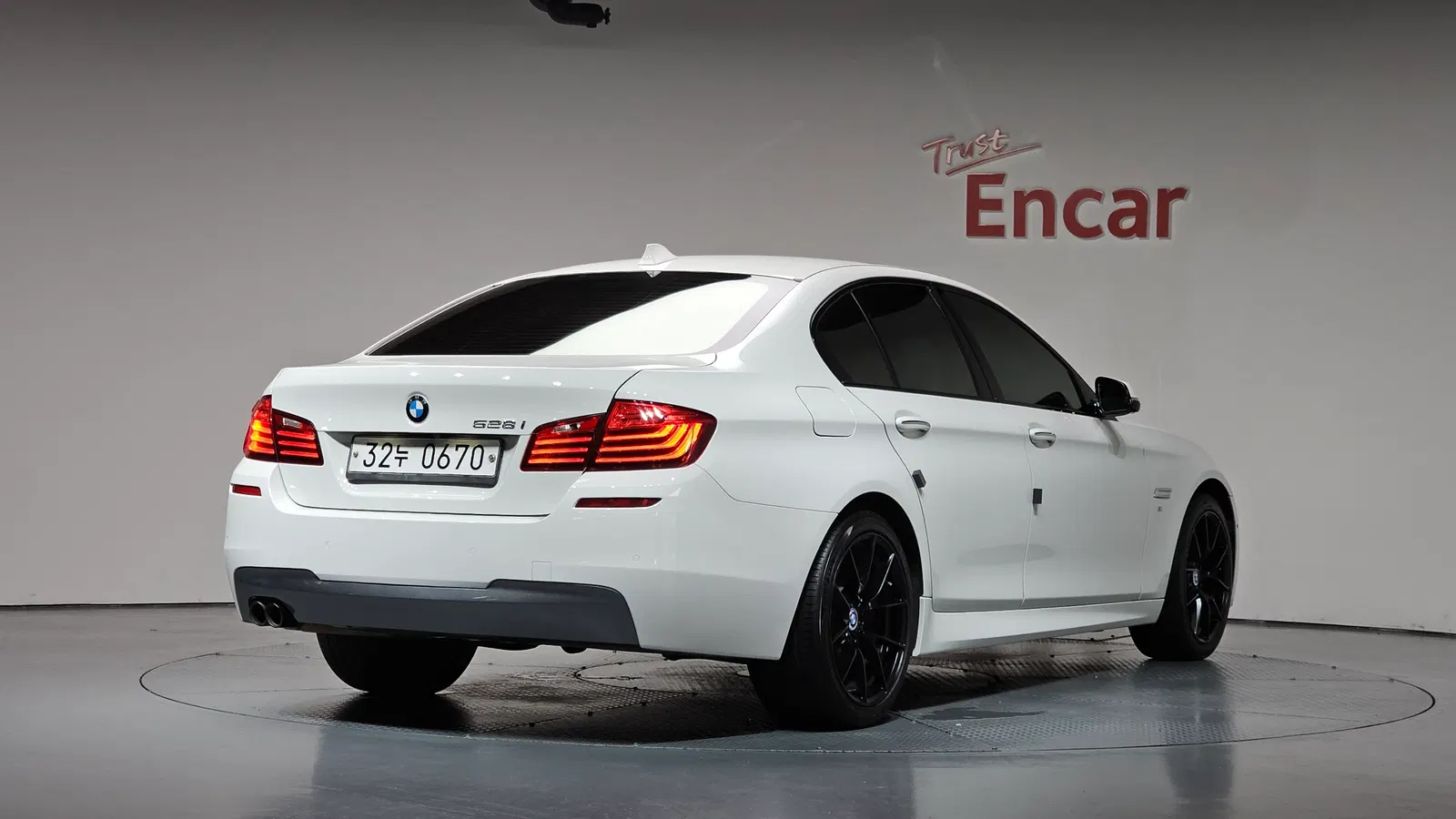 BMW Série 5 (F10) 528i M Aero Dynamic 2016 — photo 1 sur 33