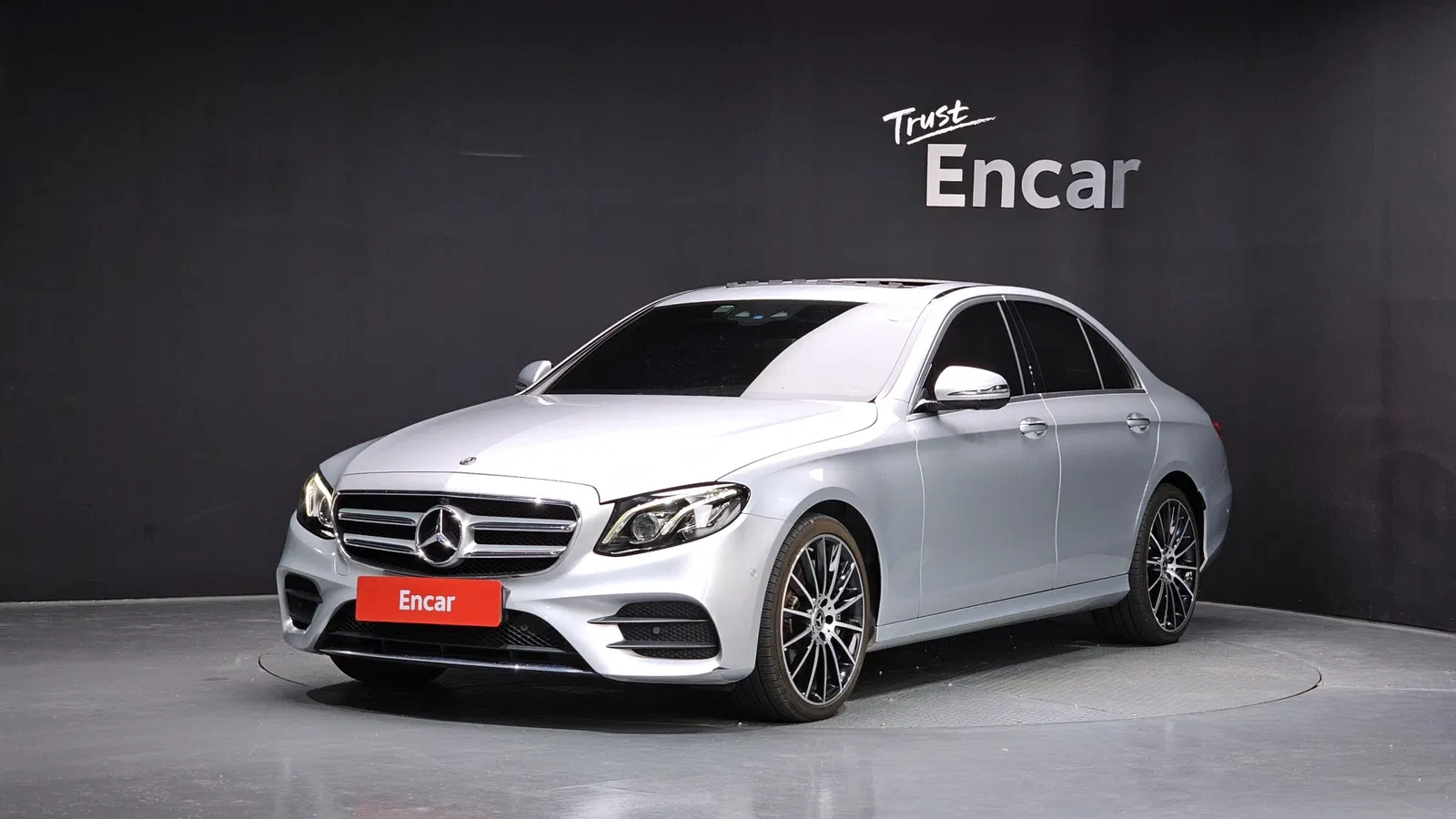 Mercedes-Benz Classe E AMG Line · E300 4MATIC (W213) 2018 — photo 1 sur 40