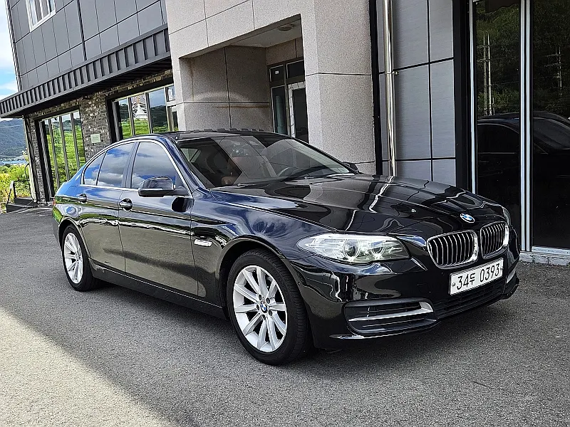 BMW Série 5 (F10) 528i xDrive 2015 — photo 1 sur 23