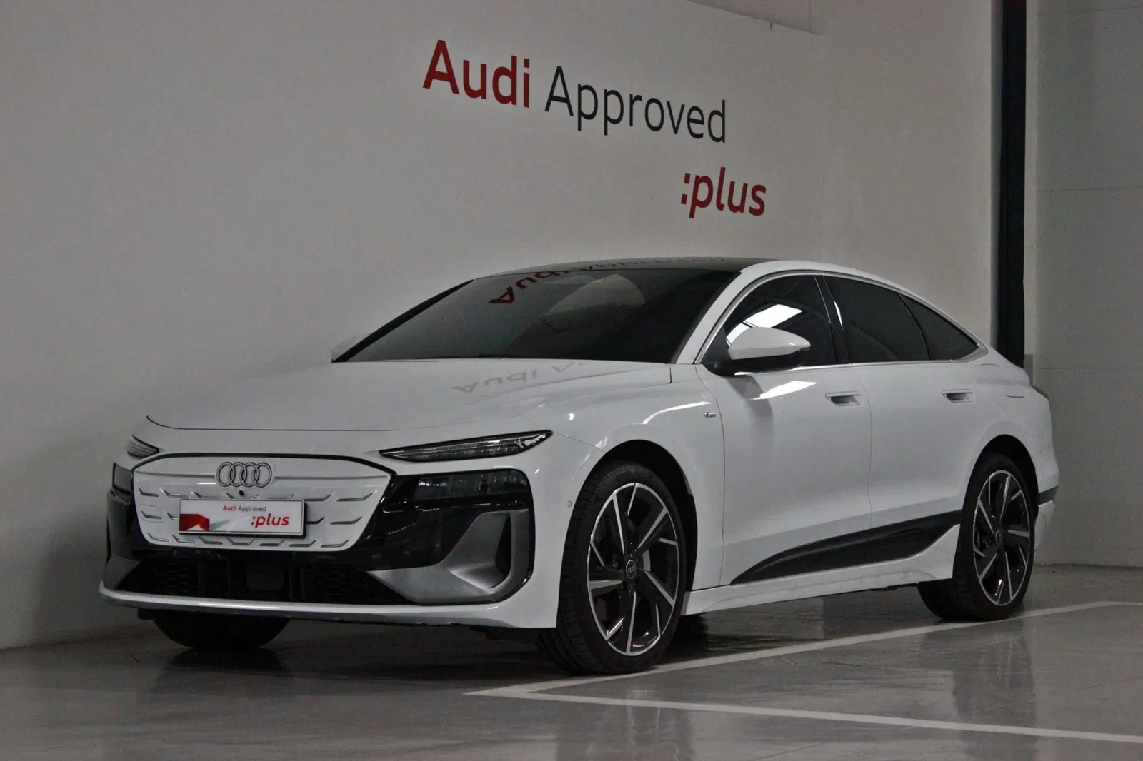 Audi A6 e-tron Performance S Line 2025 — photo 1 sur 26