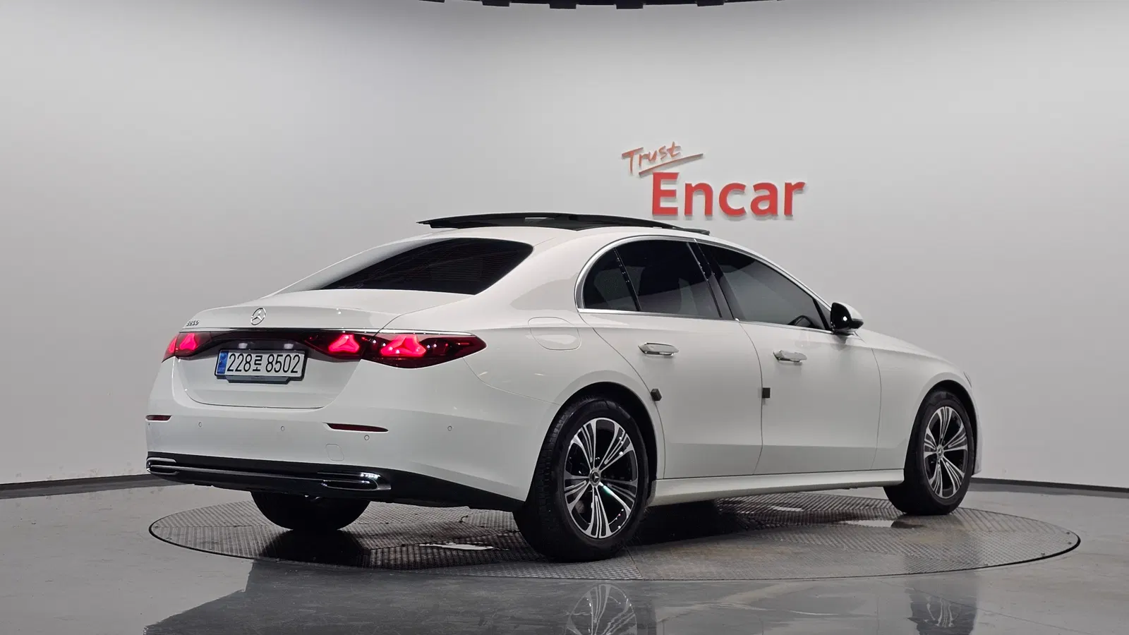 Mercedes-Benz Classe E E200 Avantgarde (W214) 2024 — photo 1 sur 32