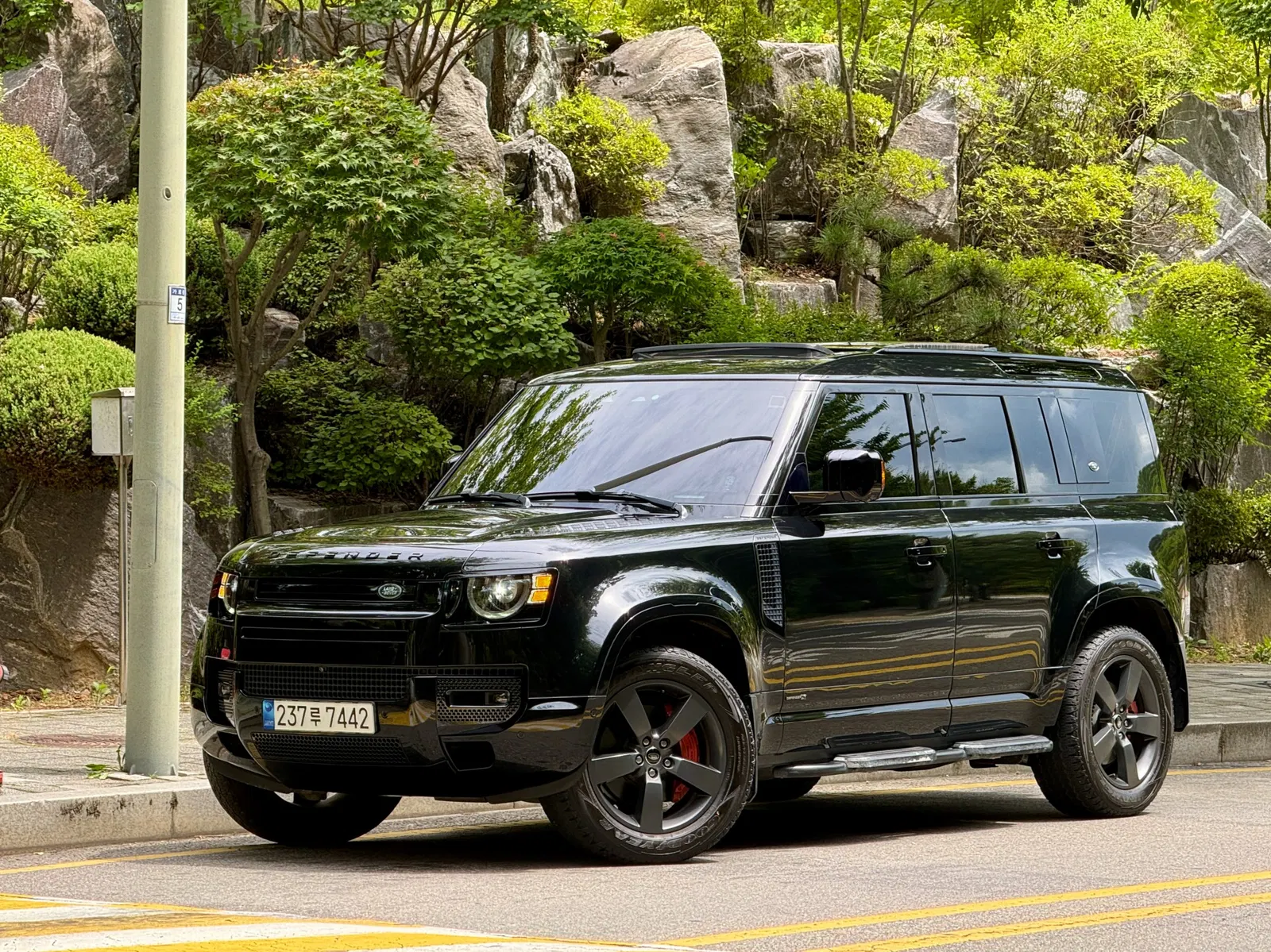 Land Rover Defender (L663) 110 P400 X 2023 — photo 1 sur 26